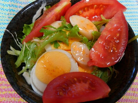 サラダミックスとゆで卵とチーカマのサラダ(^o^)